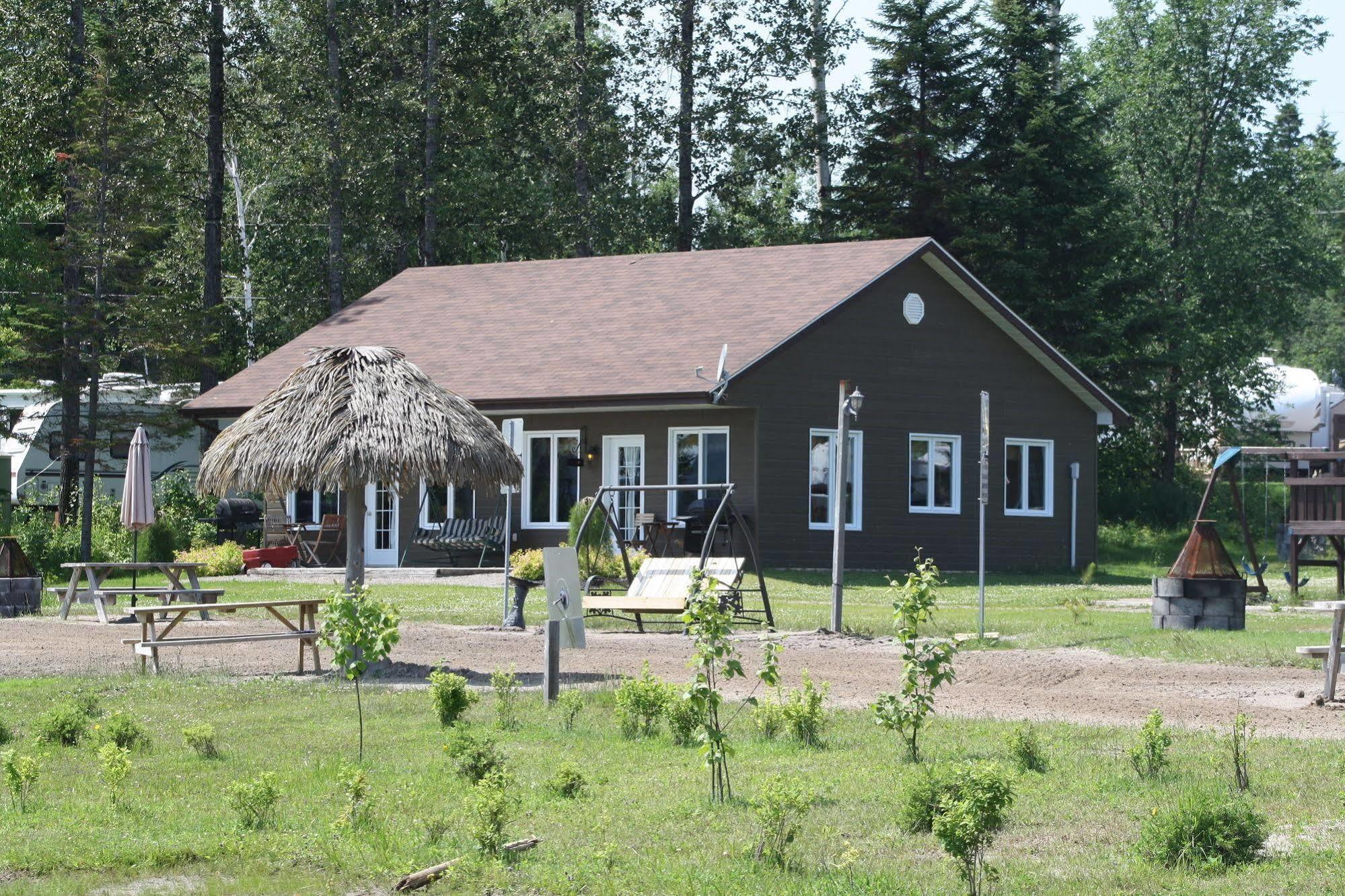 Les Chalets Baie Cascouia Larouche Dış mekan fotoğraf